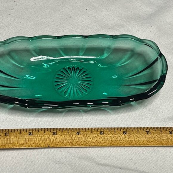VTG Green Glass Scalloped Edges Intricate Center Design Oval Oblong Serving Dish - Picture 8 of 10